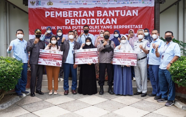 Mewakili Kementerian BUMN, PT Pupuk Iskandar Muda Salurkan Beasiswa Putra & Putri Polri di Provinsi Aceh